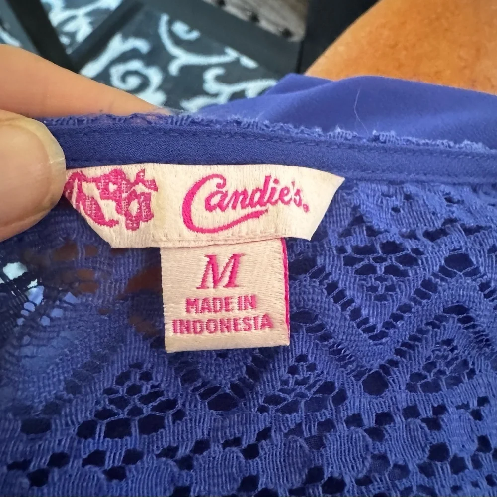 Candie's royal blue long sleeved blouse, back lace detailing, button sleeves, M. - Picture 10 of 13